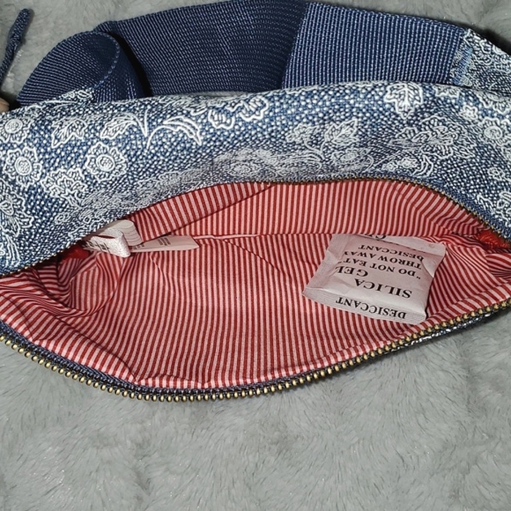 NWT Herschel Supply Co. The Fifteen Hip Sack - Picture 11 of 12